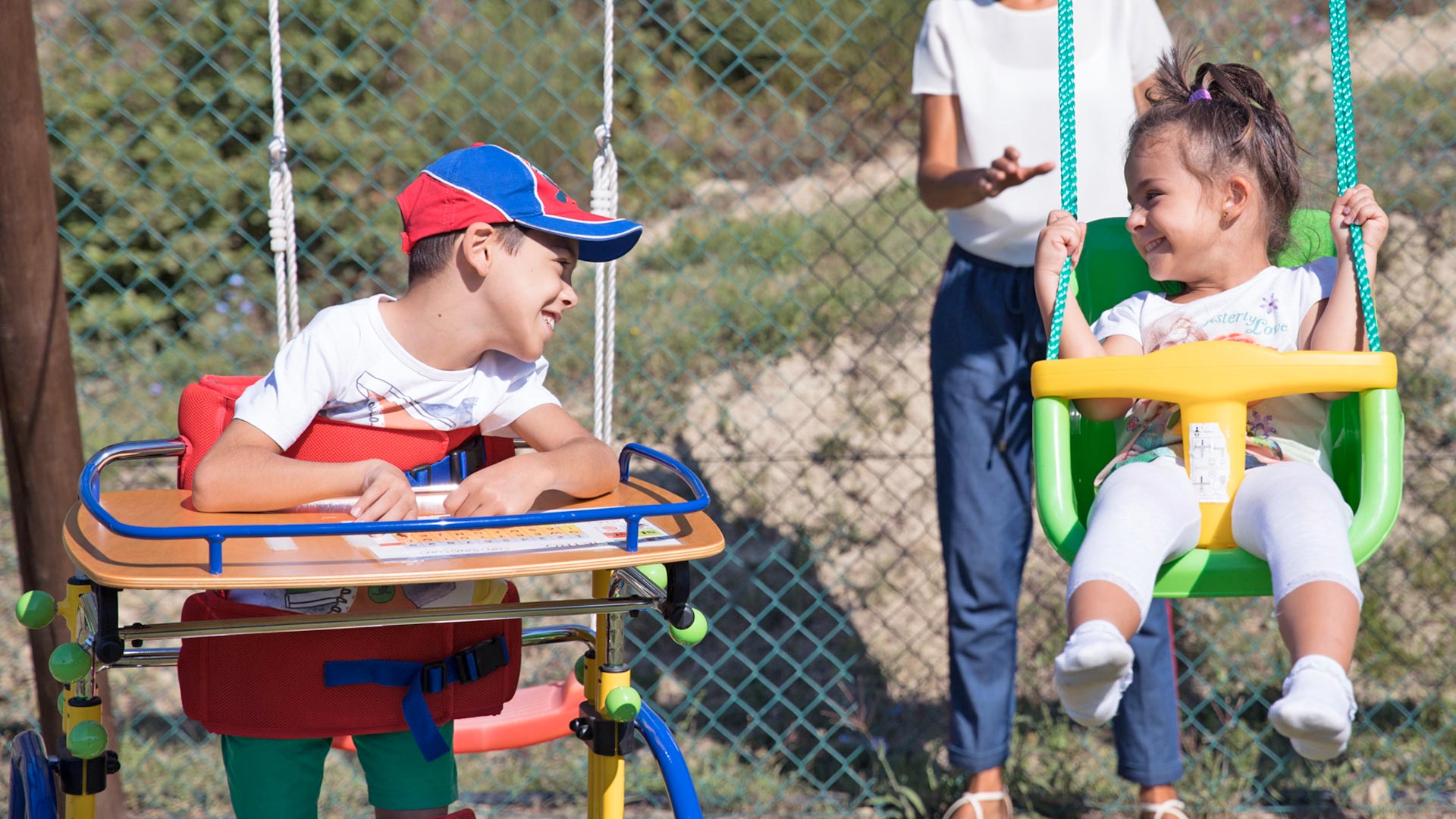 Bambino su Dondolino Ormesa e bambina su altalena