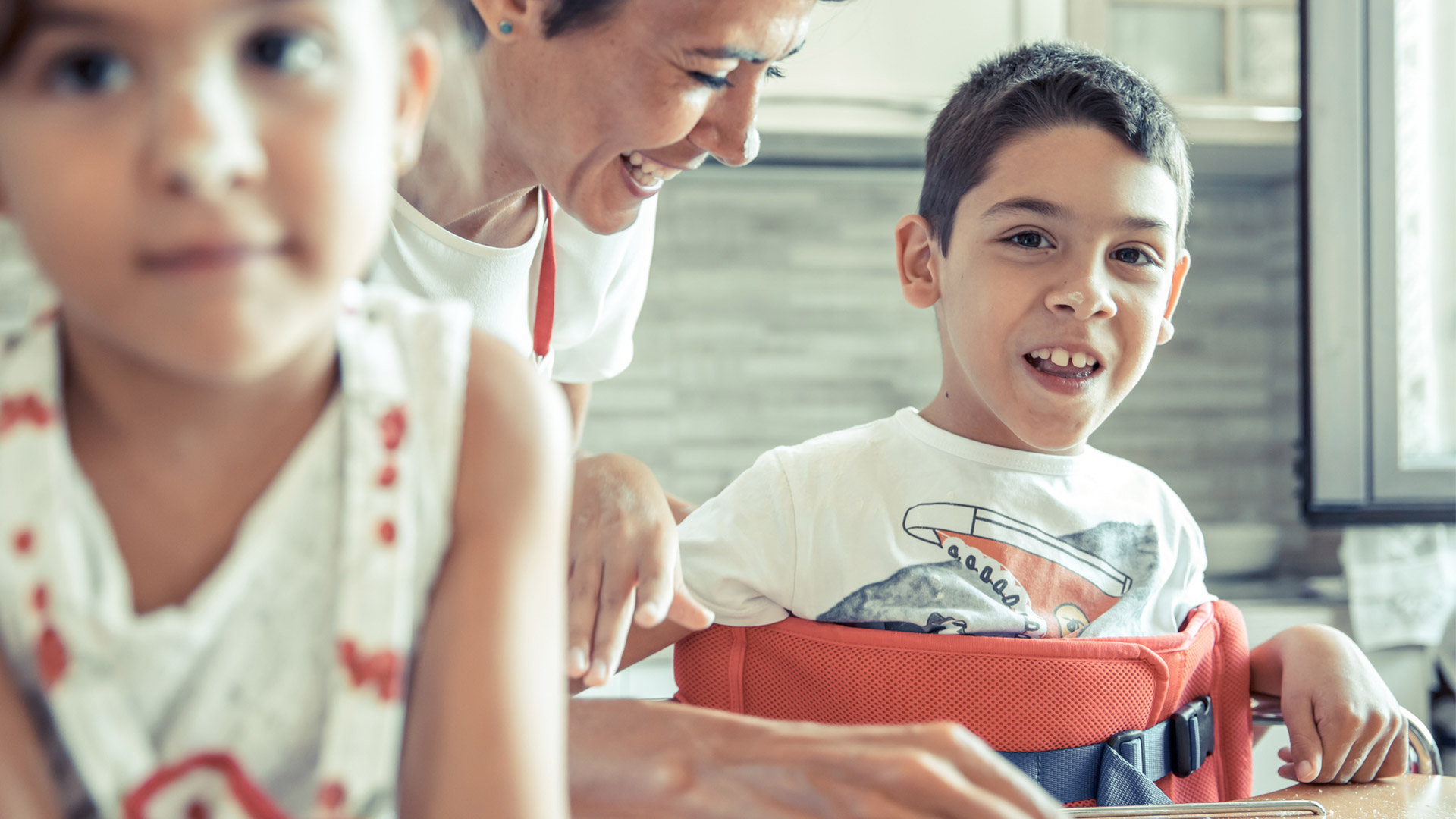 Bambino con Mini Standy in cucina